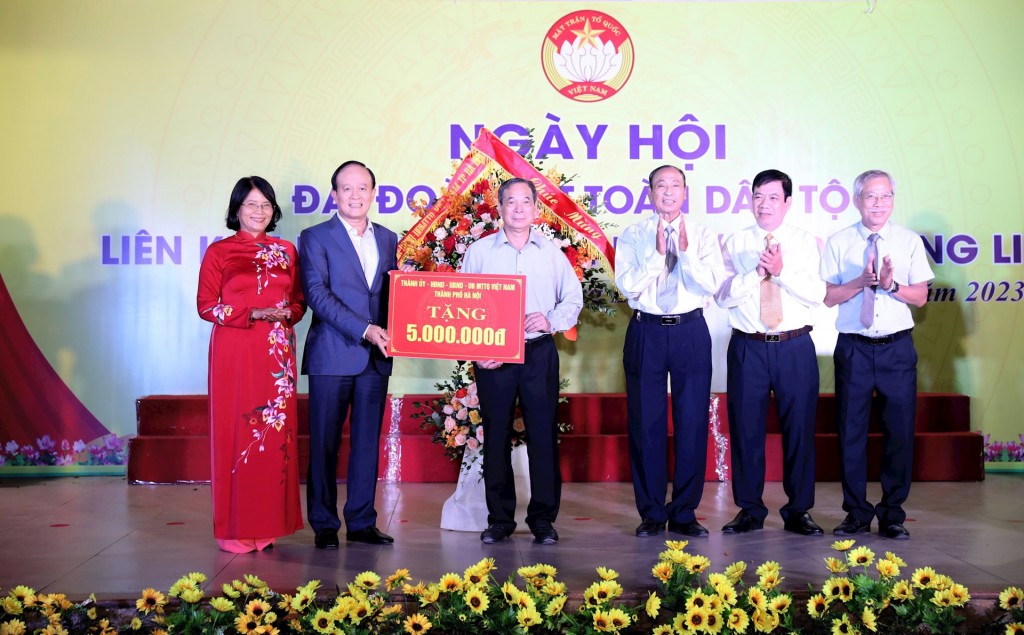 Chủ tịch HĐND Thành phố Nguyễn Ngọc Tuấn dự Ngày hội Đại đoàn kết tại phường Phương Liên