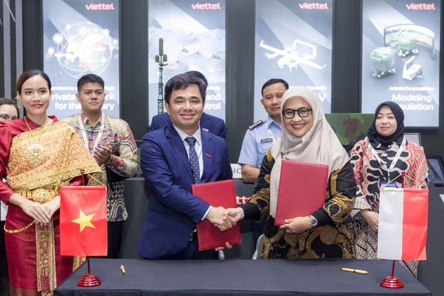 Viettel ký kết thoả thuận phân phối hệ thống mô phỏng máy bay tại Indonesia