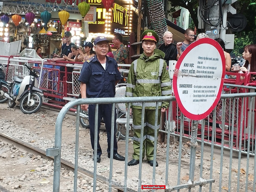 Công an phường Điện Biên nỗ lực xử lý vi phạm tại phố "cà phê đường tàu"