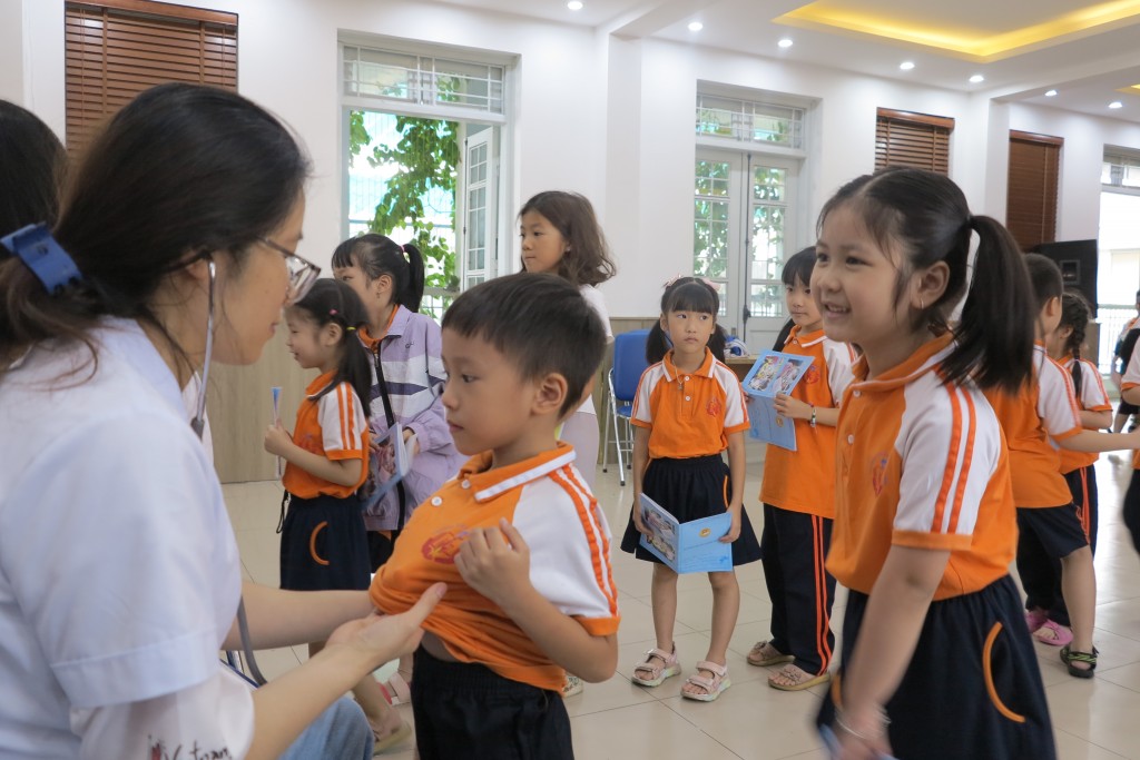 Trung tâm Y tế quận Hai Bà Trưng tổ chức khám sức khoẻ cho học sinh năm học 2023-2024