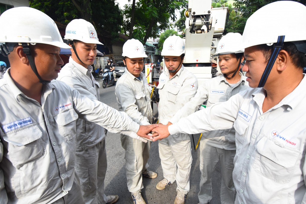 “Đội đặc nhiệm” sửa chữa điện nóng: Hạn chế sự cố, nâng cao độ tin cậy cung cấp điện