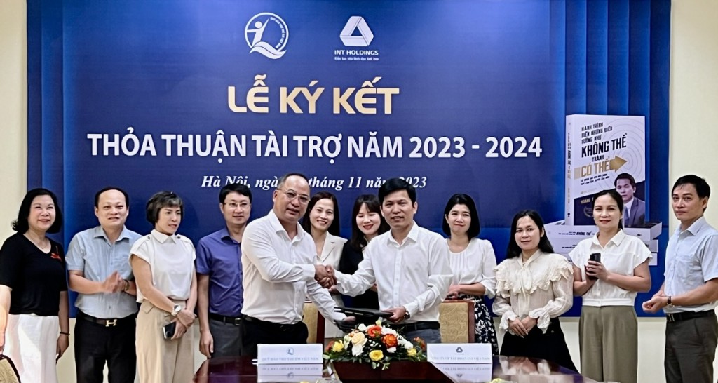 Ký kết thỏa thuận hợp tác tài trợ 400 triệu đồng cho trẻ em tại Tả Lủng, Đồng Văn, Hà Giang