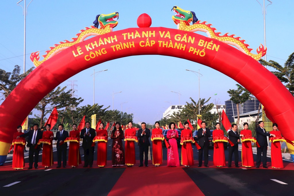 Chủ tịch UBND thành phố Hà Nội dự lễ gắn biển 2 công trình xây dựng tại quận Hoàng Mai