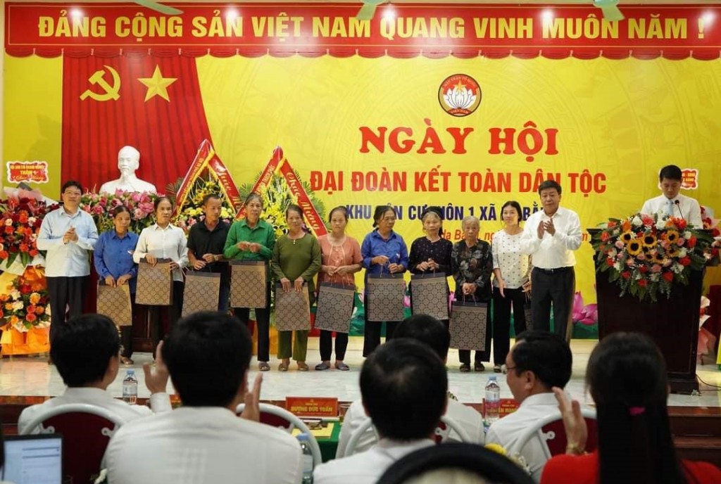 Huyện Thạch Thất: Người dân xã Hạ Bằng vui Ngày hội đại đoàn kết dân tộc