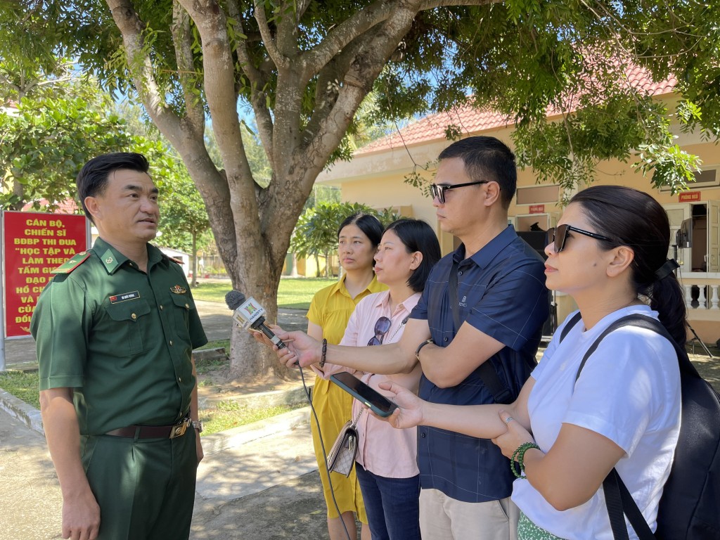 Đoàn công tác Hội Nhà báo Hà Nội thăm, tặng quà Đồn Biên phòng cửa khẩu cảng Dung Quất