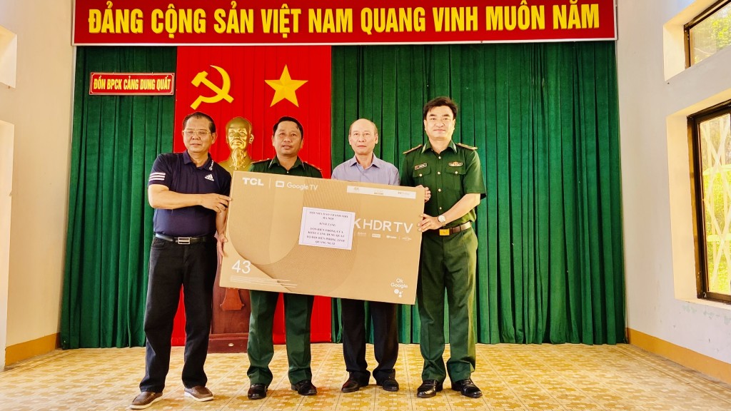 Đoàn công tác Hội Nhà báo Hà Nội thăm, tặng quà Đồn Biên phòng cửa khẩu cảng Dung Quất