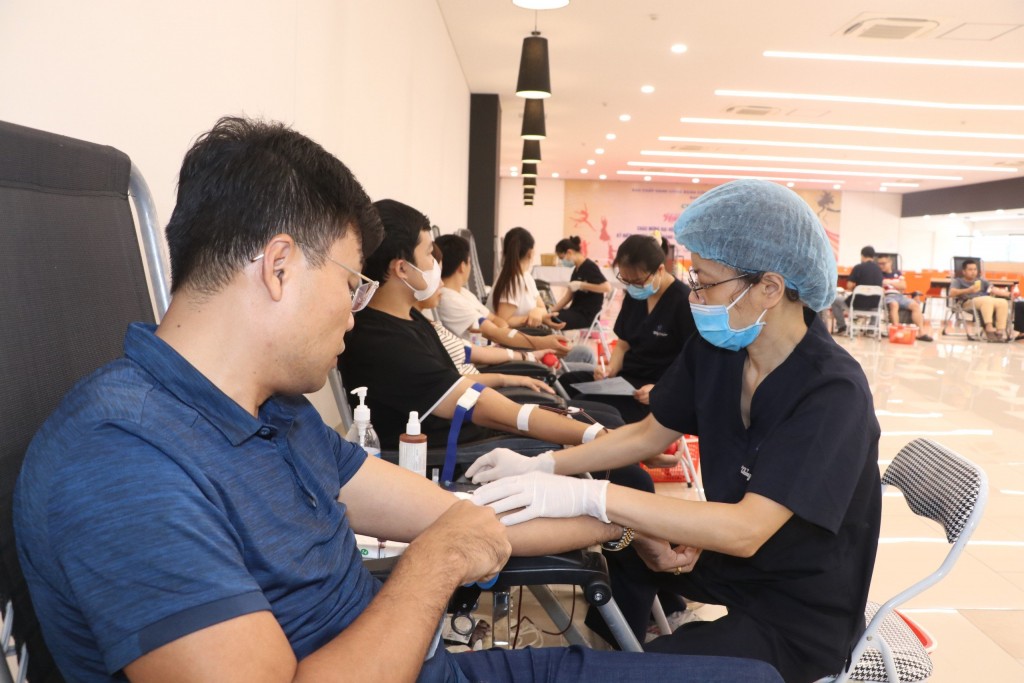 Đoàn viên, công nhân lao động Công ty TNHH Điện Stanley Việt Nam hiến máu tình nguyện