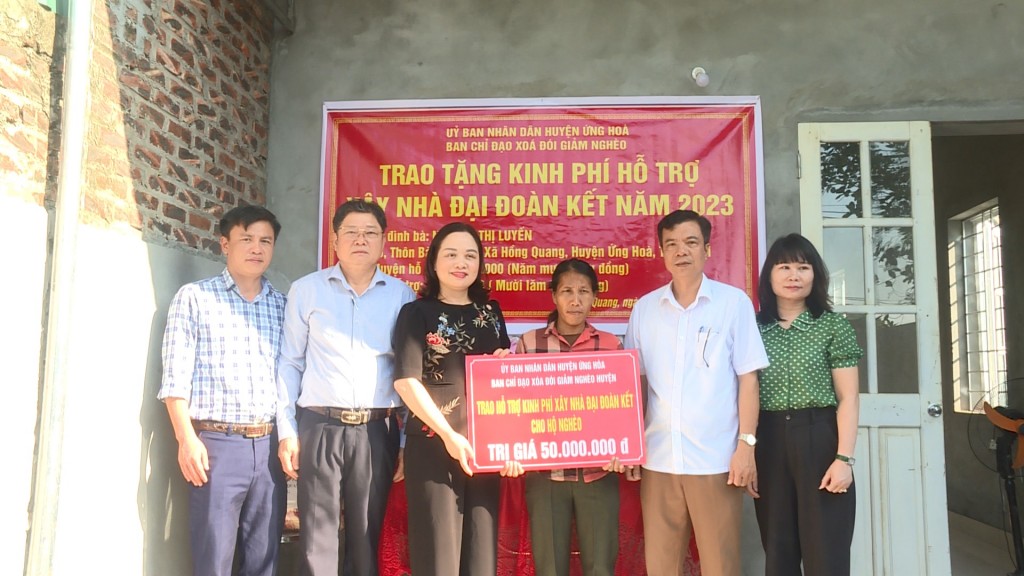 Huyện Ứng Hòa trao kinh phí hỗ trợ xây dựng nhà Đại đoàn kết cho hộ nghèo