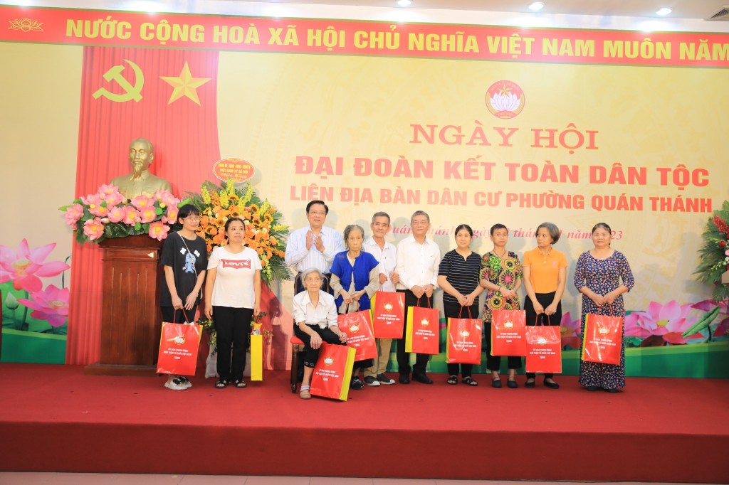 Trưởng ban Nội chính Trung ương chung vui Ngày hội Đại đoàn kết toàn dân tộc với nhân dân quận Ba Đình