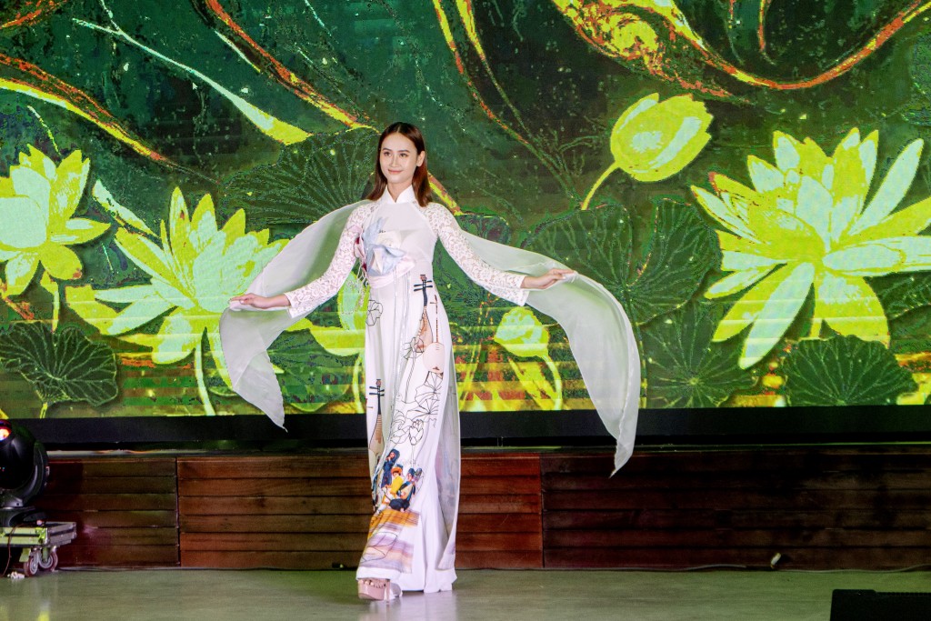 Bộ sưu tập áo dài này truyền tải nét đặc sắc về văn hóa, con người Việt Nam, lại có điểm mới cách điệu dưới con mắt tinh tế và sự khéo léo của nhà thiết kế tài năng.
