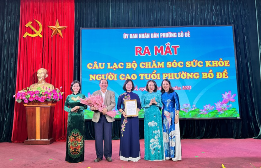 Lãnh đạo UBND quận Long Biên và phường Bồ Đề trao quyết định và tặng hoa Ban chủ nhiệm Câu lạc bộ.