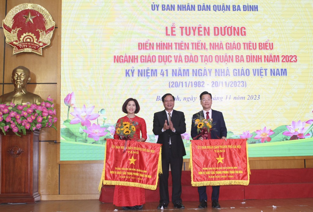Thừa ủy quyền, Phó Bí thư Thường trực Quận ủy, Chủ tịch Hội đồng nhân dân quận Ba Đình Nguyễn Công Thành trao Cờ thi đua của UBND Thành phố cho 2 tập thể.