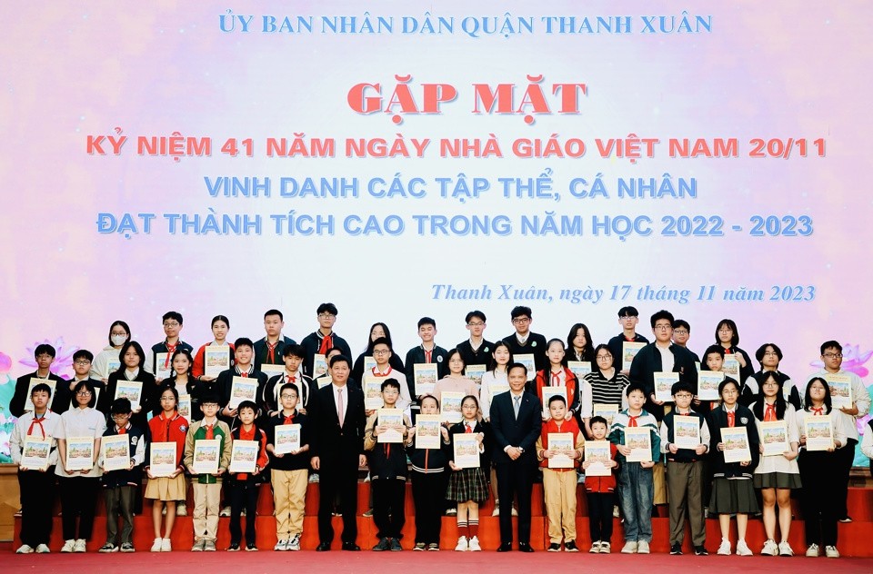 Quận Thanh Xuân gặp mặt, vinh danh các thầy cô, học sinh đạt thành tích cao