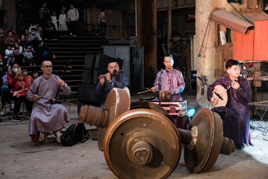 Giới trẻ trải nghiệm hát Chèo, Xẩm tại Nhà máy xe lửa Gia Lâm