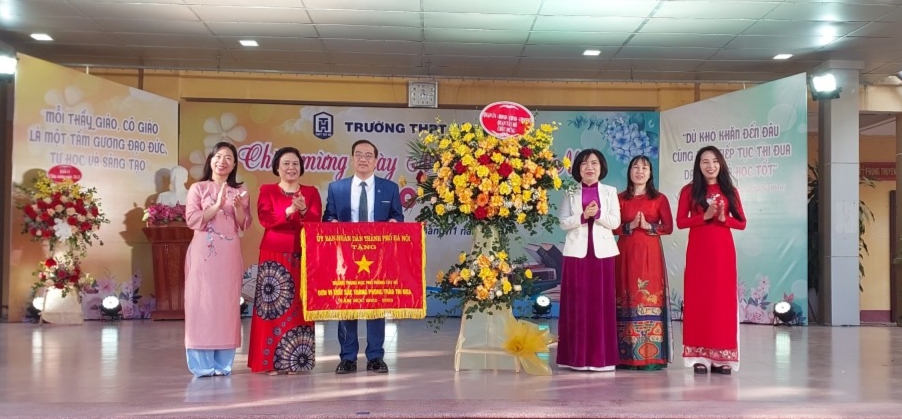 Trường THPT Tây Hồ đón nhận Cờ thi đua của Ủy ban nhân dân Thành phố
