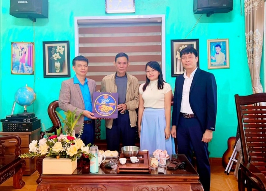 LĐLĐ huyện Thạch Thất thăm hỏi, tặng quà giáo viên có hoàn cảnh khó khăn