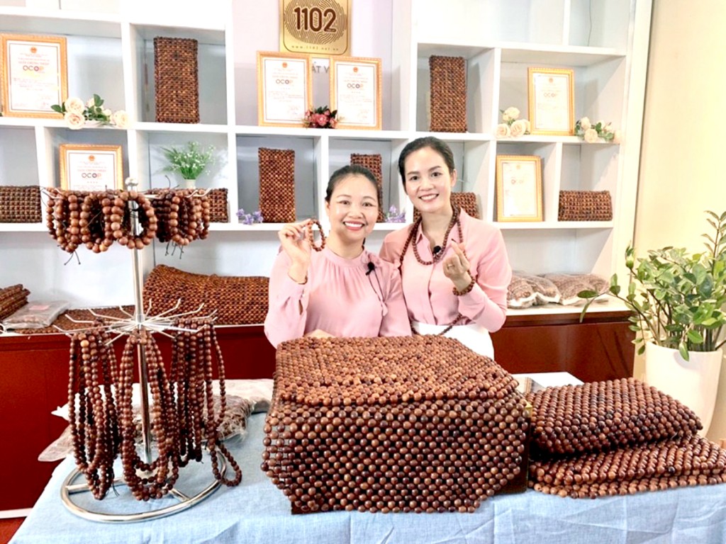 Nhóm sản phẩm từ hạt gỗ của Hợp tác xã Trái Tim Hồng được UBND thành phố Hà Nội đánh giá, phân hạng 4 sao OCOP.