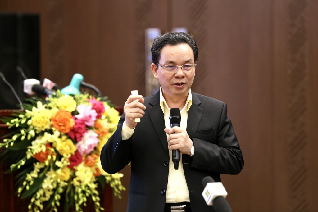 GS.TS Hoàng Văn Cường, nguyên Phó Hiệu trưởng Trường Đại học Kinh tế quốc dân, đại diện Liên danh tư vấn quy hoạch Thủ đô tham luận tại hội thảo.