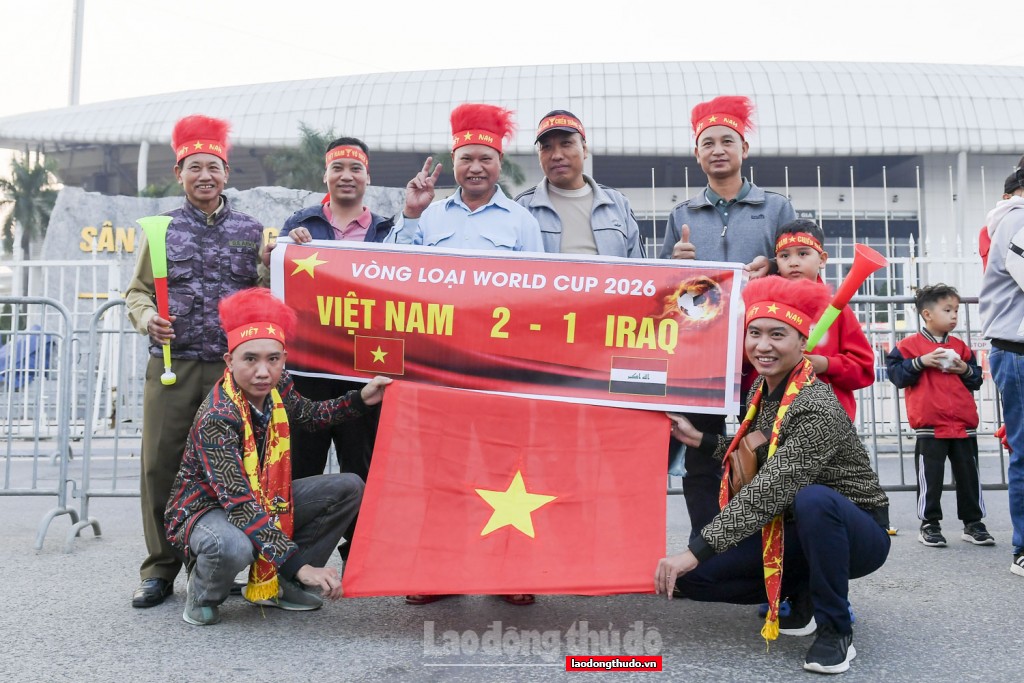 Việt Nam - Iraq: Cổ động viên ngập tràn sắc đỏ 