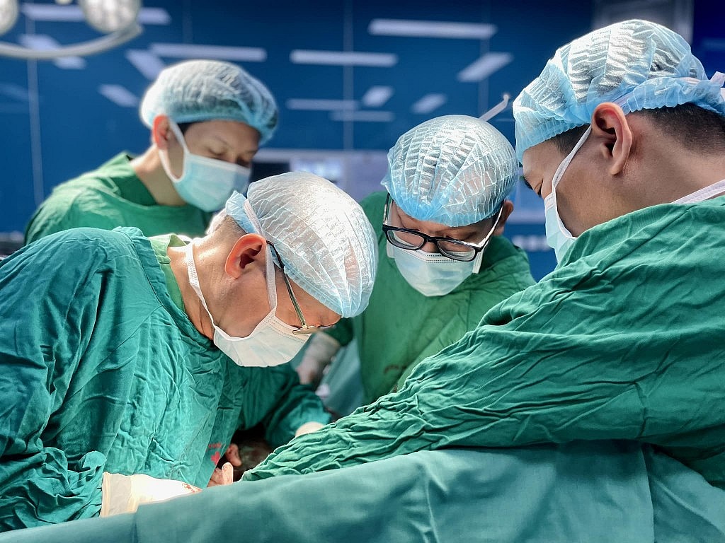 Phẫu thuật cắt bỏ khối u phổi ác tính nặng hơn 2kg cho bệnh nhân