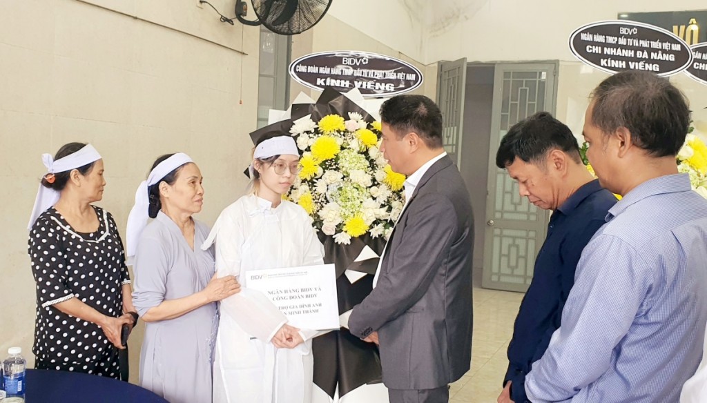 Lãnh đạo BIDV thăm viếng và hỗ trợ gia đình nạn nhân trong vụ cướp ngân hàng tại Đà Nẵng