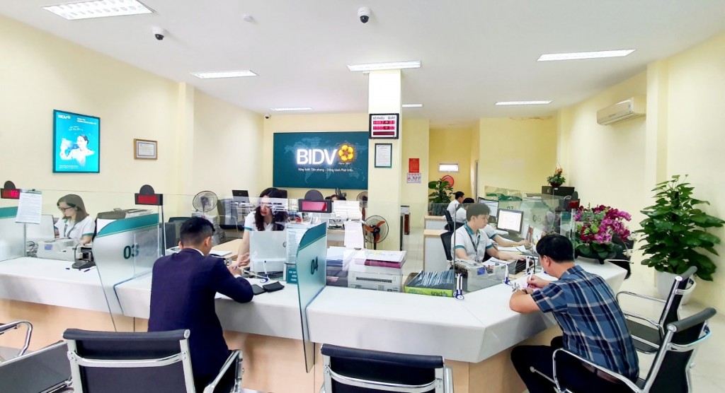 Lãnh đạo BIDV thăm viếng và hỗ trợ gia đình nạn nhân trong vụ cướp ngân hàng tại Đà Nẵng