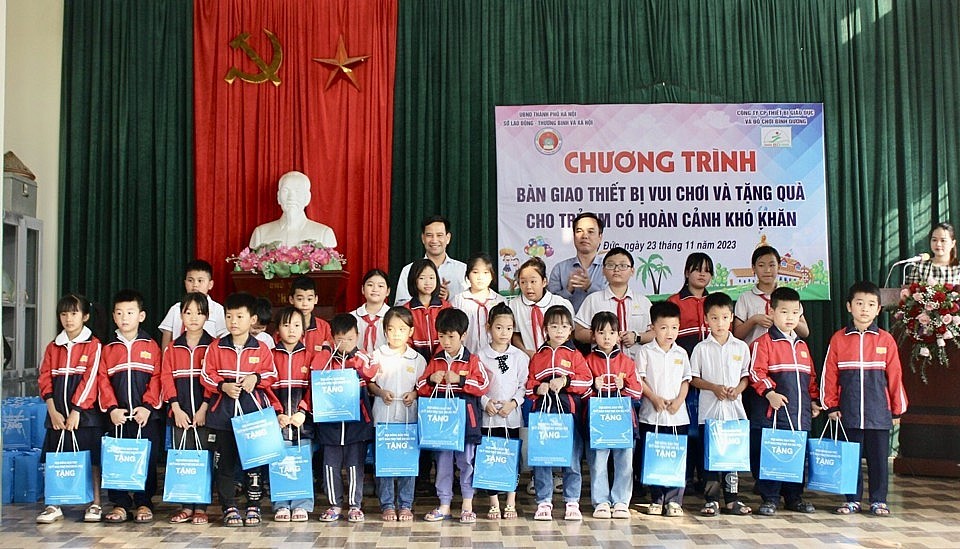 Hà Nội: Bàn giao thiết bị vui chơi và tặng quà cho trẻ em khó khăn