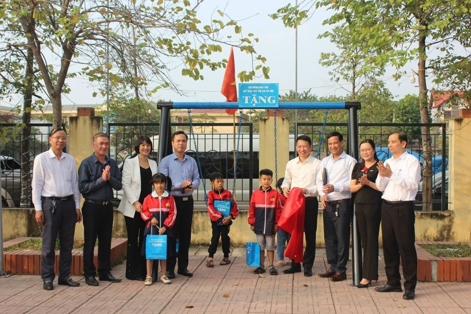Hà Nội: Bàn giao thiết bị vui chơi và tặng quà cho trẻ em khó khăn