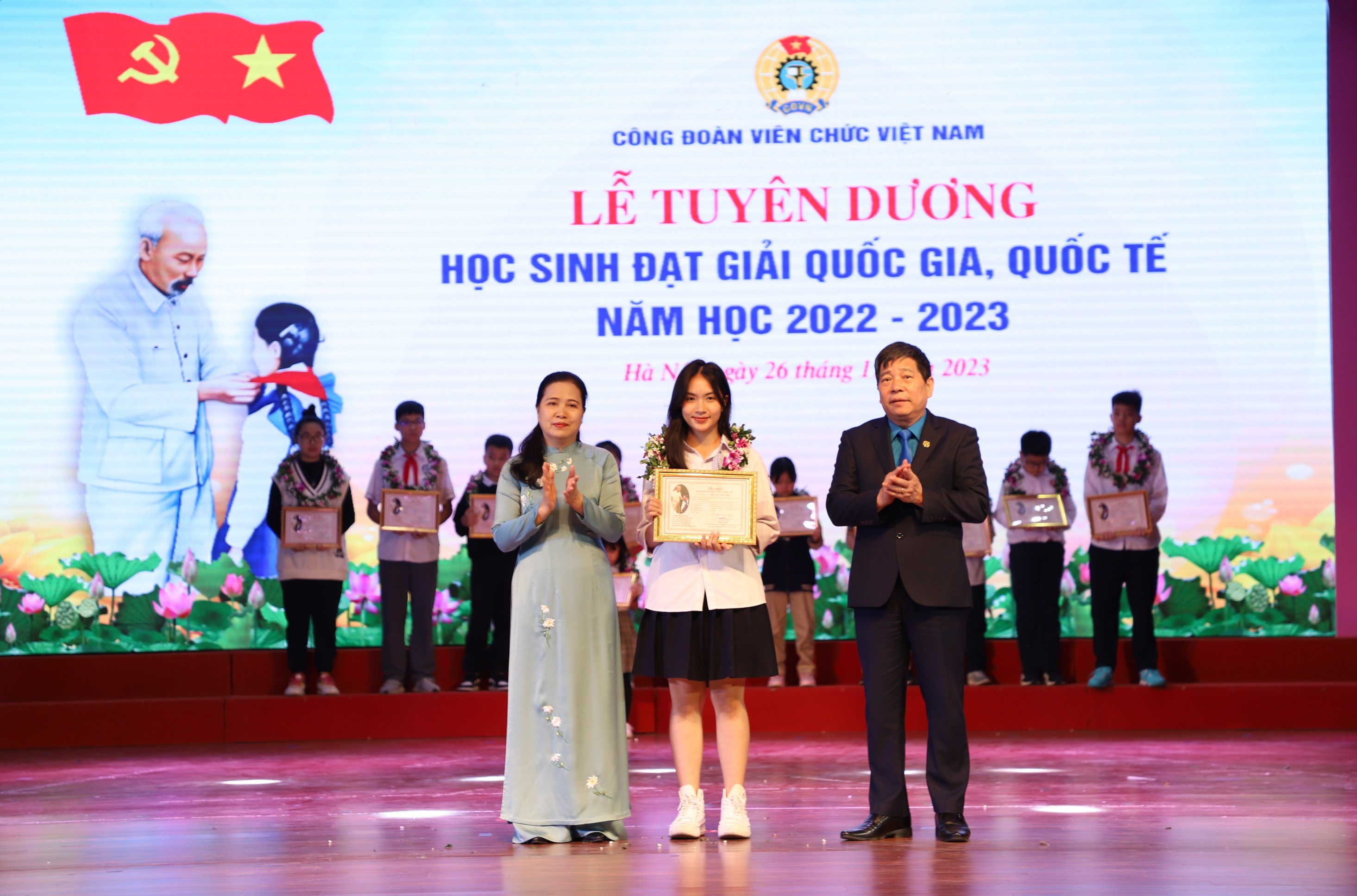 Công đoàn Viên chức Việt Nam tuyên dương học sinh đạt giải quốc gia, quốc tế năm học 2022 - 2023