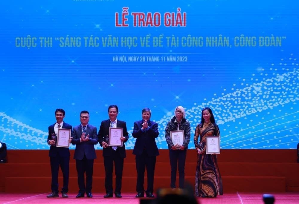 Trao giải Cuộc thi sáng tác văn học về công nhân và công đoàn