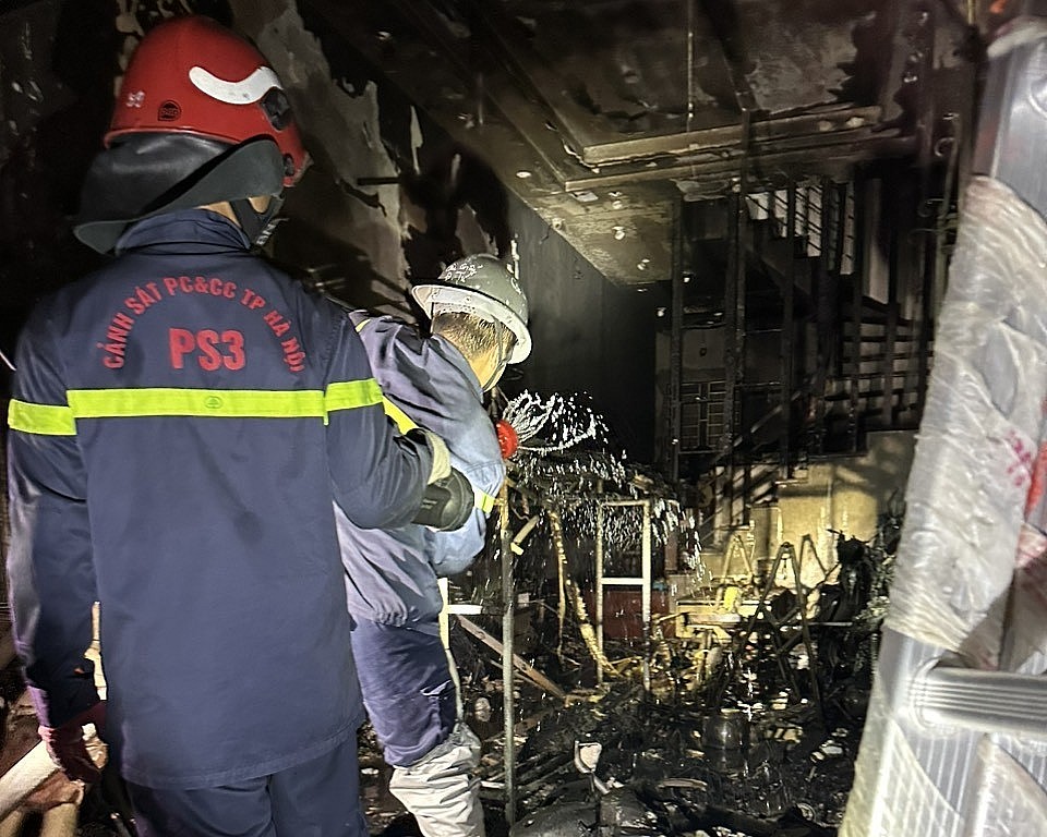 Hà Nội: Cháy nhà 4 tầng lúc rạng sáng, 5 người trèo ban công thoát nạn