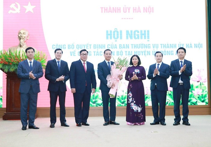 lãnh đạo Thành phố, huyện Đông Anh và quận Hoàng Mai tặng hoa chúc mừng đồng chí Nguyễn Xuân Linh