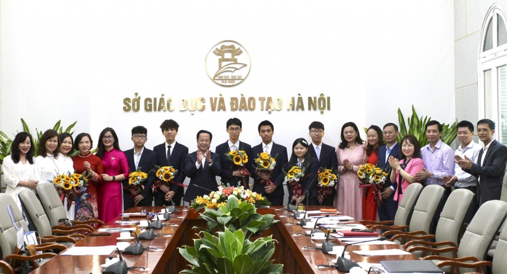 Hà Nội: Gặp mặt đội tuyển dự thi Olympic khoa học trẻ quốc tế