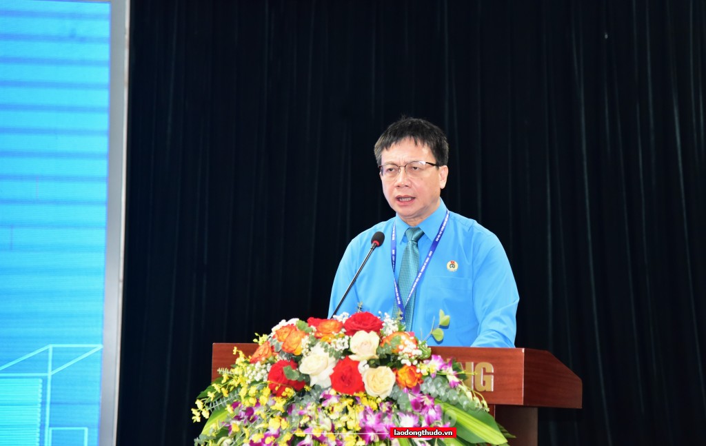 Chủ tịch Công đoàn Giáo dục Việt nam Nguyễn Ngọc Ân trình bày tham luận tại diễn đàn