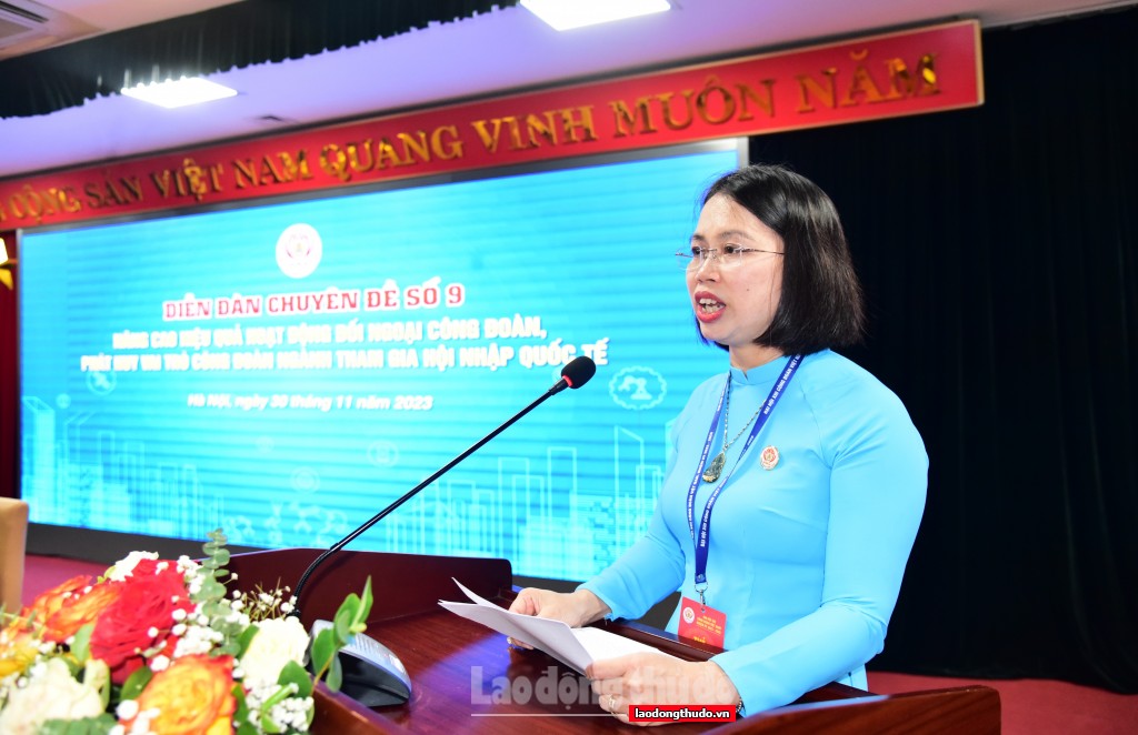 Phó Chủ tịch LĐLĐ tỉnh Bắc Ninh Nguyễn Thị Minh Ngọc trình bày tham luận tại diễn đàn