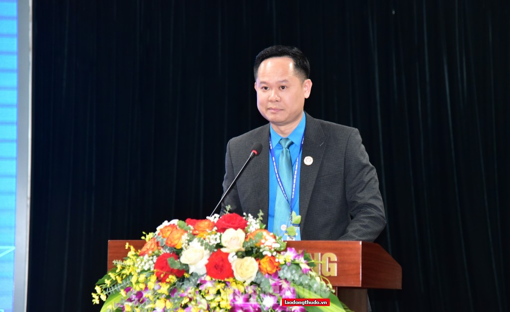 Phó Chủ tịch Công đoàn Nông nghiệp và Phát triển nông thôn Việt Nam Đỗ Tiến Dũng trình bày tham luận tại diễn đàn
