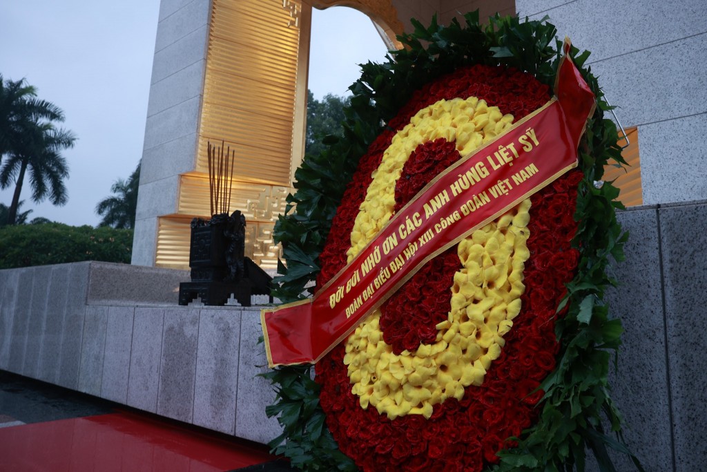 Đại biểu Đại hội XIII Công đoàn Việt Nam vào Lăng viếng Chủ tịch Hồ Chí Minh