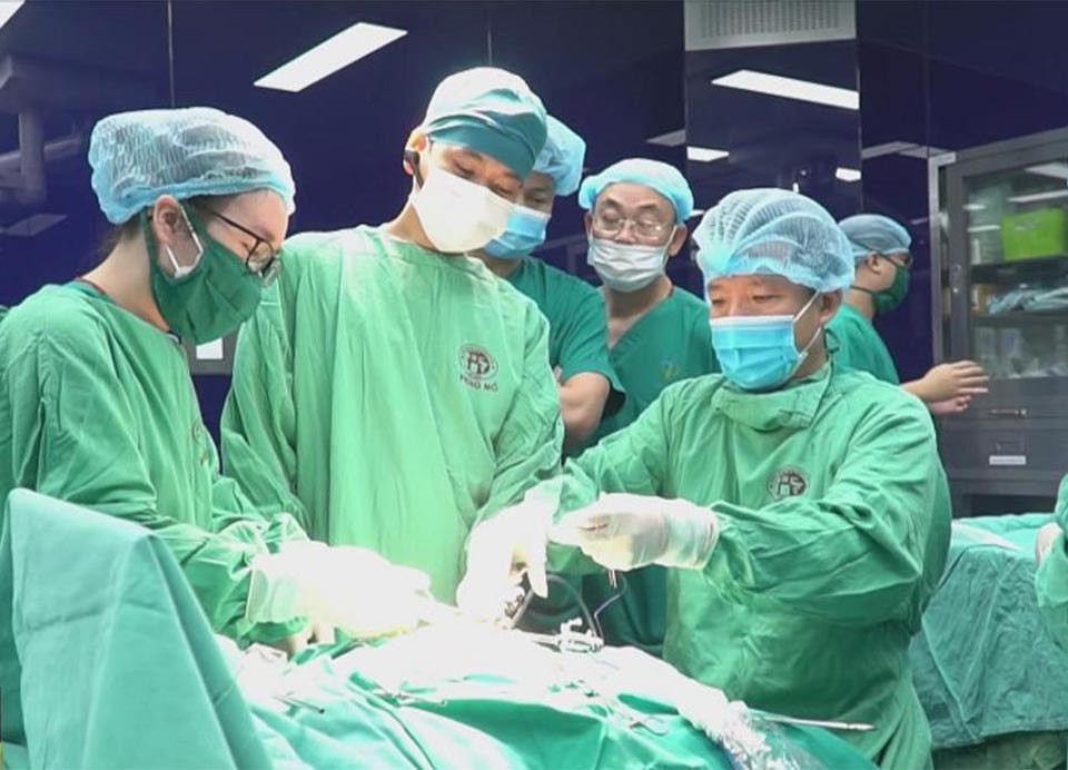 Phẫu thuật nội soi một lỗ: Kỹ thuật y khoa sánh ngang tầm thế giới