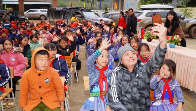 Niềm vui của các em học sinh Si Ma Cai trong những chiếc áo ấm mới.