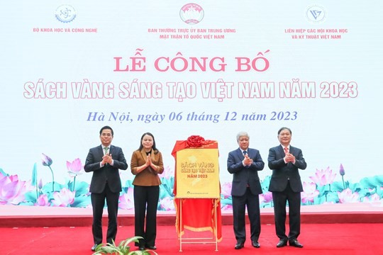 Bí thư Trung ương Đảng, Chủ tịch Ủy ban Trung ương MTTQ Việt Nam Đỗ Văn Chiến cùng các đồng chí Lãnh đạo thực hiện nghi thức công bố Sách vàng Sáng tạo Việt Nam năm 2023