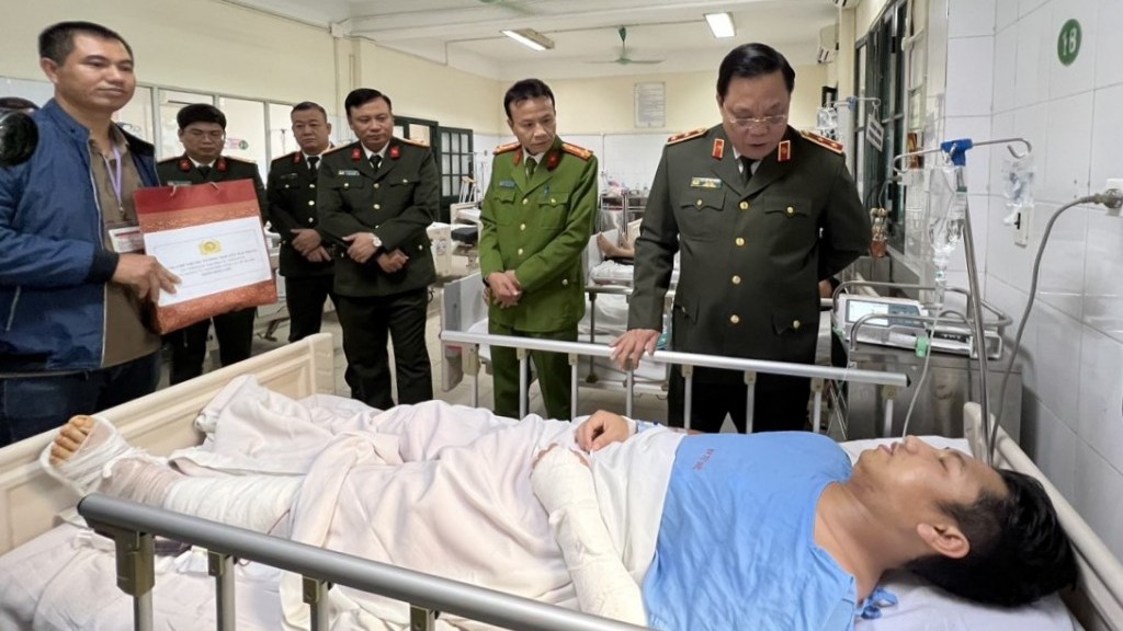 Giám đốc Công an Hà Nội thăm hỏi chiến sĩ bị thương trong khi làm nhiệm vụ