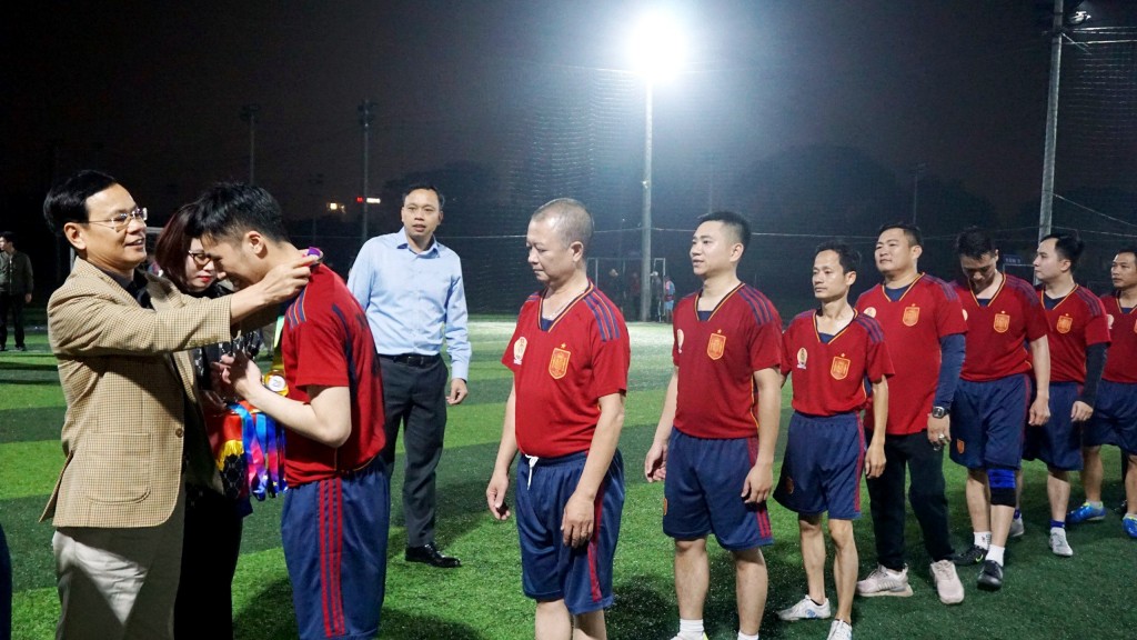 Nhiều cung bậc cảm xúc tại lễ Bế mạc Giải bóng đá Công đoàn khối phường quận Long Biên lần thứ I
