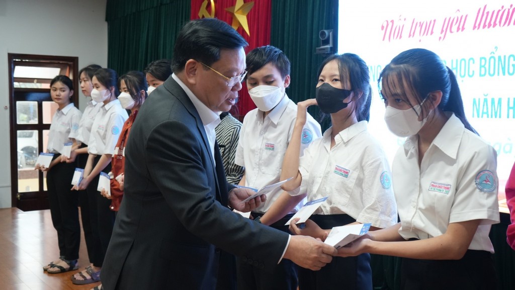 Tân Hiệp Phát trao 150 phần học bổng cho học sinh tỉnh Quảng Nam