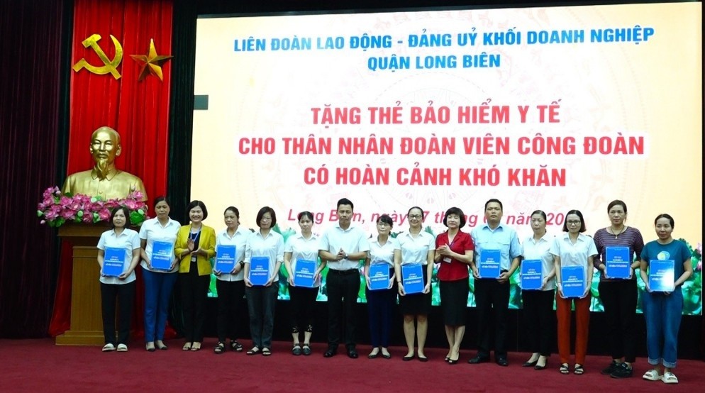 LĐLĐ quận Long Biên tặng thẻ bảo hiểm y tế cho thân nhân đoàn viên, người lao động