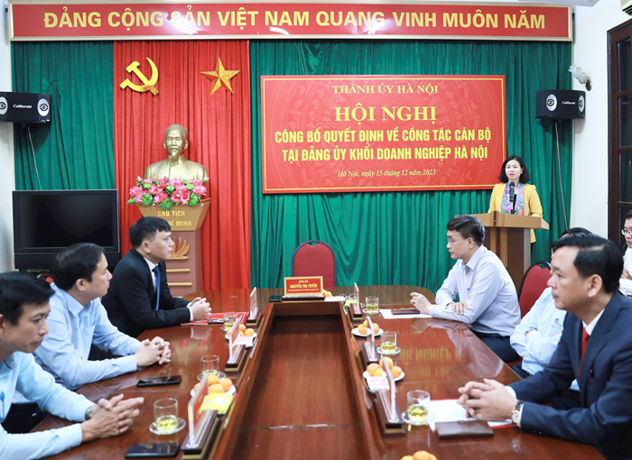 Phó Bí thư Thường trực Thành ủy Hà Nội trao Quyết định công tác cán bộ