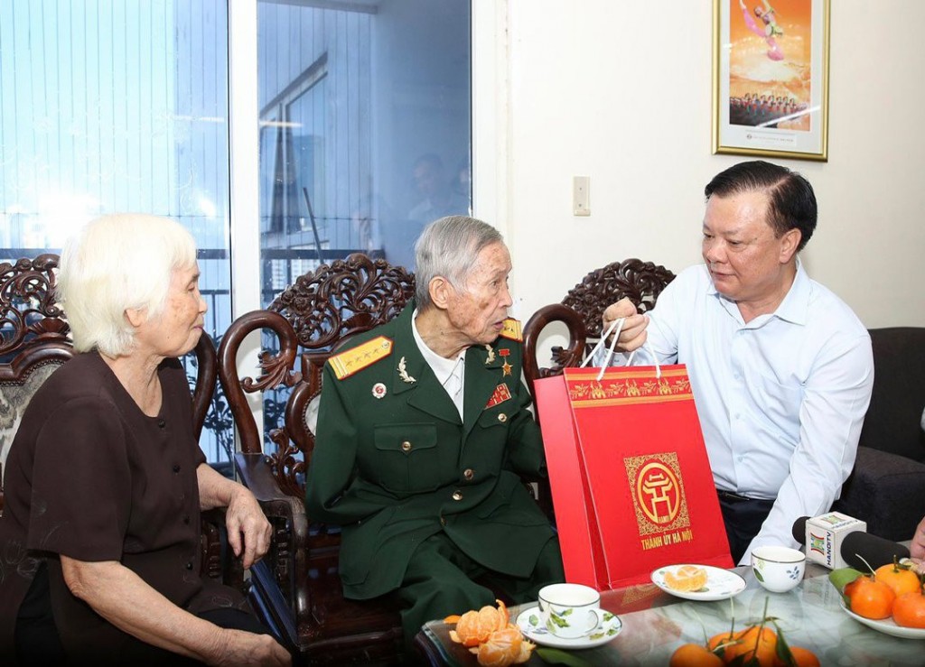 Bí thư Thành ủy Hà Nội thăm hỏi, tặng quà Anh hùng La Văn Cầu