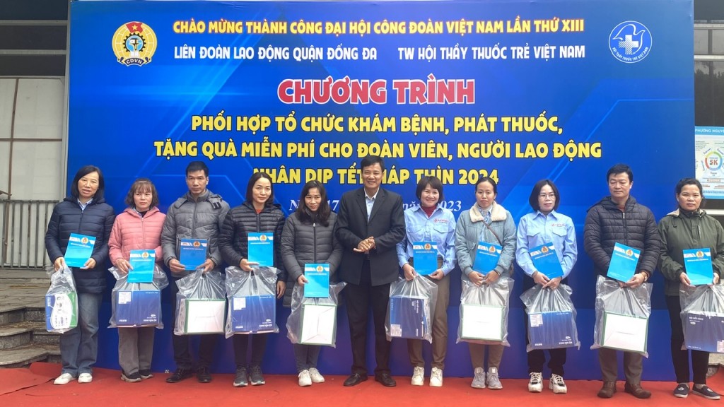 LĐLĐ quận Đống Đa tặng quà, khám sức khoẻ, phát thuốc miễn phí cho đoàn viên, NLĐ