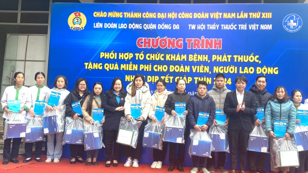 LĐLĐ quận Đống Đa tặng quà, khám sức khoẻ, phát thuốc miễn phí cho đoàn viên, NLĐ