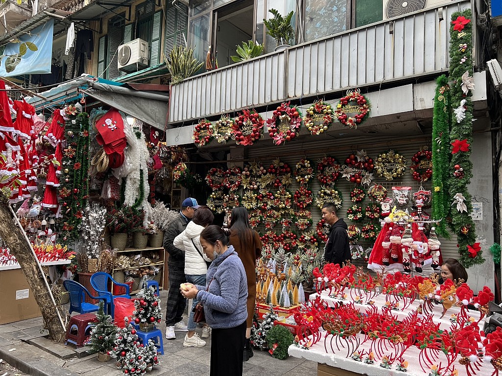 Hà Nội: Phố Hàng Mã rực rỡ lung linh sắc màu trước thềm Noel 2024