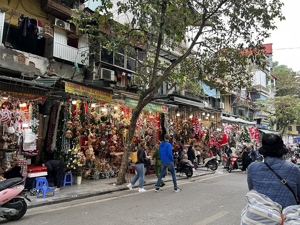 Hà Nội: Phố Hàng Mã rực rỡ lung linh sắc màu trước thềm Noel 2024